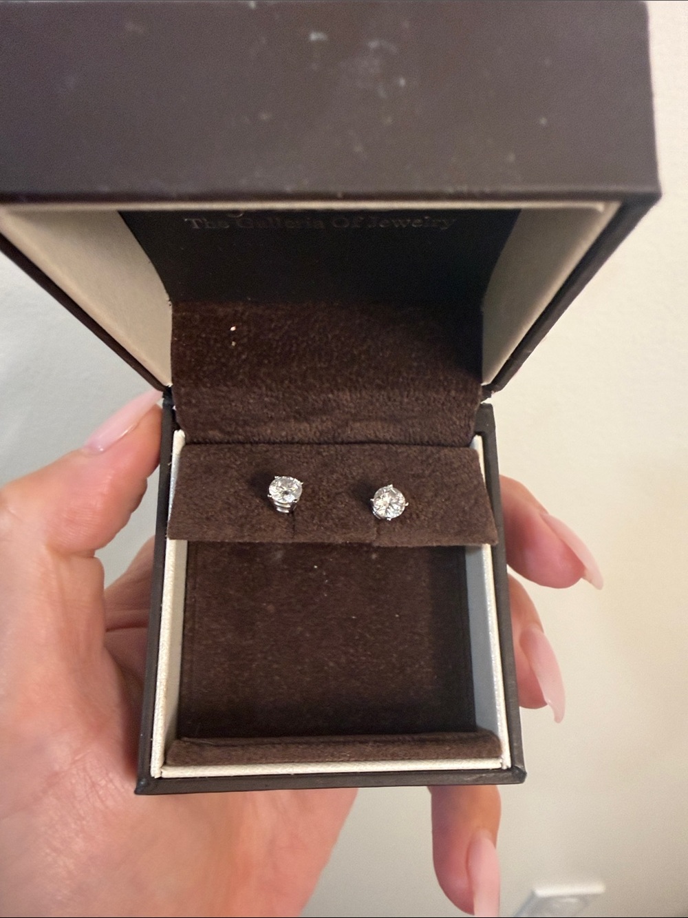 White Diamond Round Stud Earrings - Unbranded
